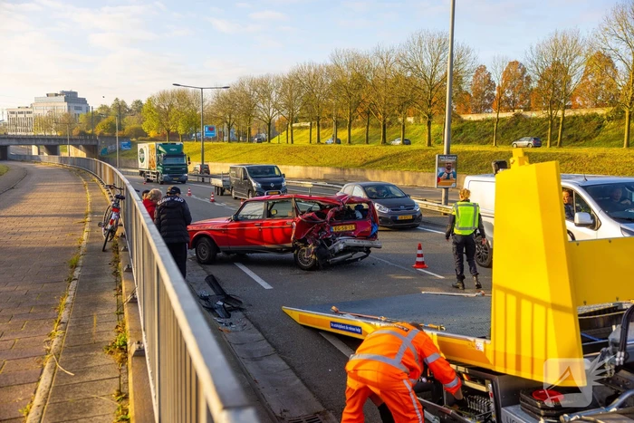 Veel schade bij aanrijding tussen personenauto en bakwagen