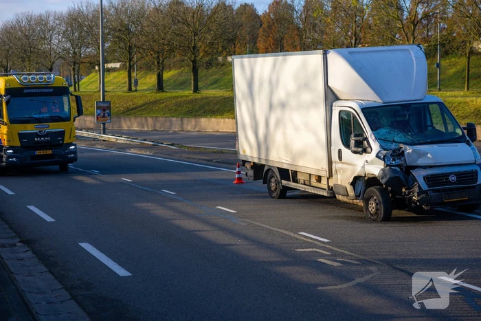 Veel schade bij aanrijding tussen personenauto en bakwagen