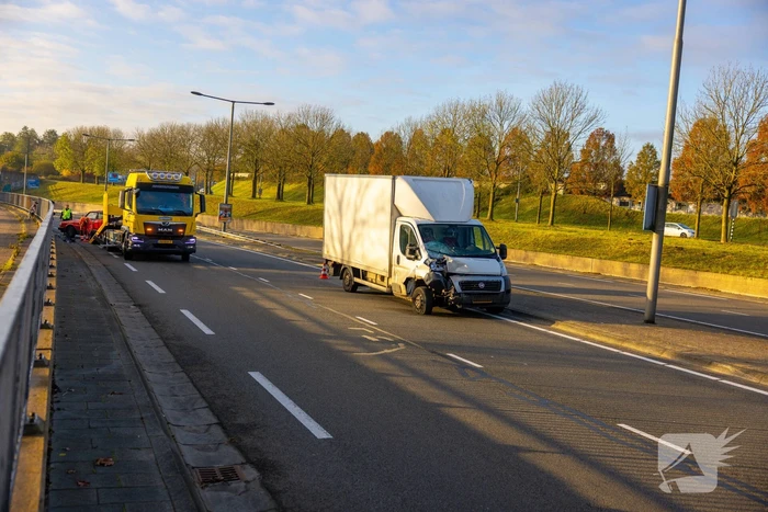 Veel schade bij aanrijding tussen personenauto en bakwagen