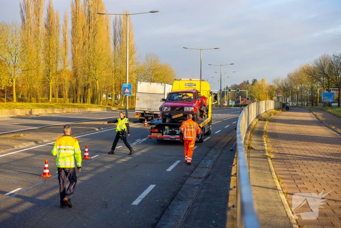Veel schade bij aanrijding tussen personenauto en bakwagen