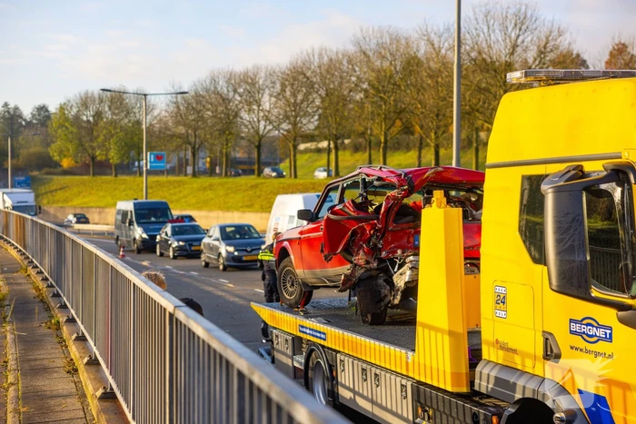Veel schade bij aanrijding tussen personenauto en bakwagen