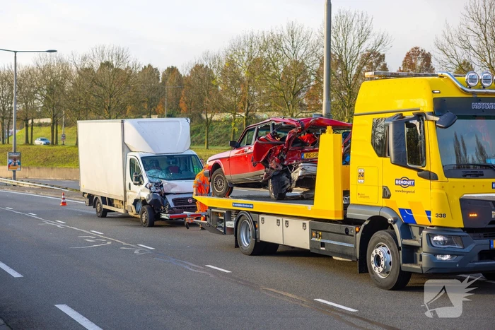 Veel schade bij aanrijding tussen personenauto en bakwagen