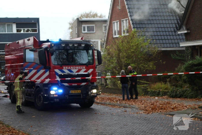 Enorme rookwolken bij brand op zolderverdieping