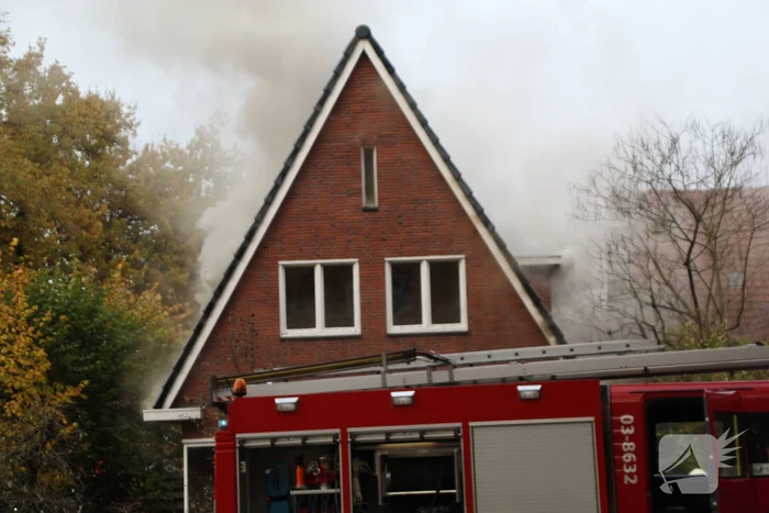 Enorme rookwolken bij brand op zolderverdieping