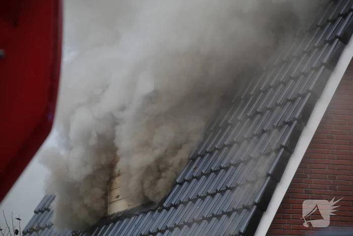 Enorme rookwolken bij brand op zolderverdieping