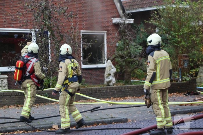 Enorme rookwolken bij brand op zolderverdieping