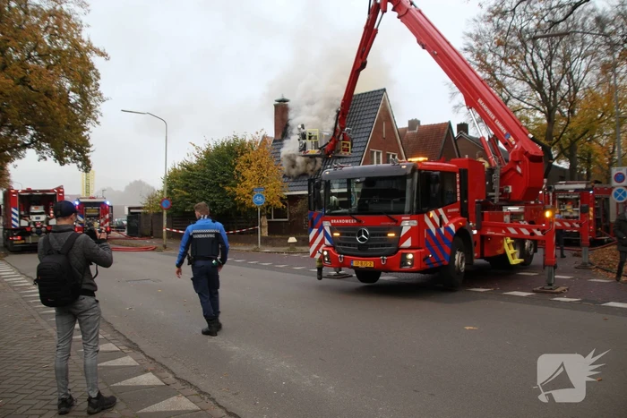 Enorme rookwolken bij brand op zolderverdieping