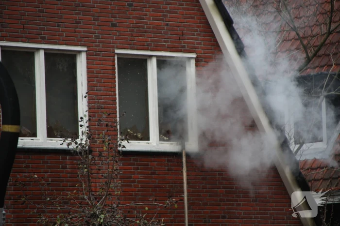 Enorme rookwolken bij brand op zolderverdieping