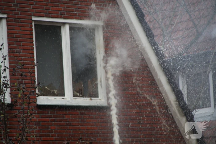 Enorme rookwolken bij brand op zolderverdieping