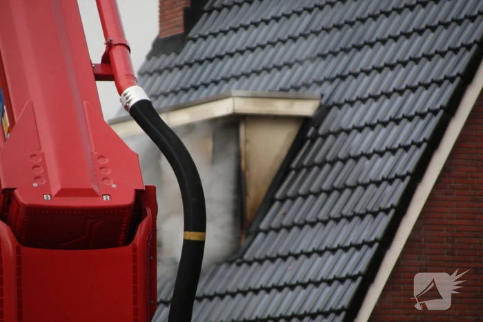 Enorme rookwolken bij brand op zolderverdieping