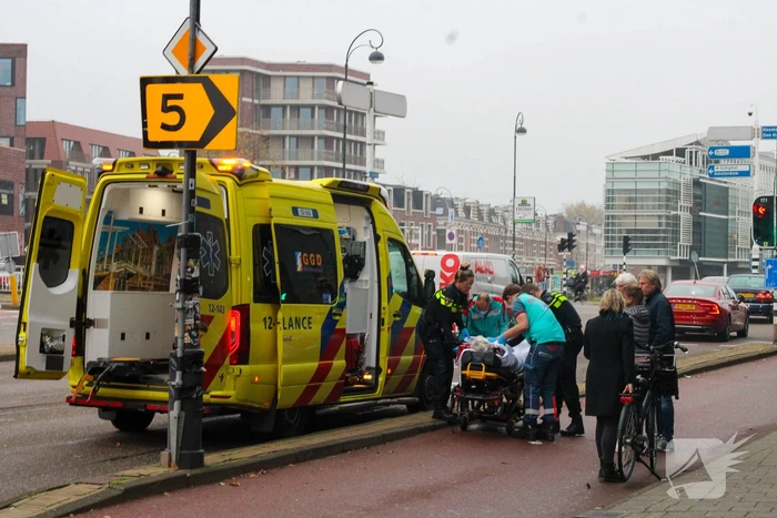 Vrouw gewond bij val op fietspad