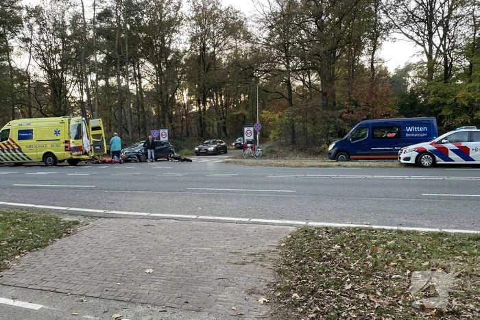Brommerrijder zwaargewond bij botsing met auto