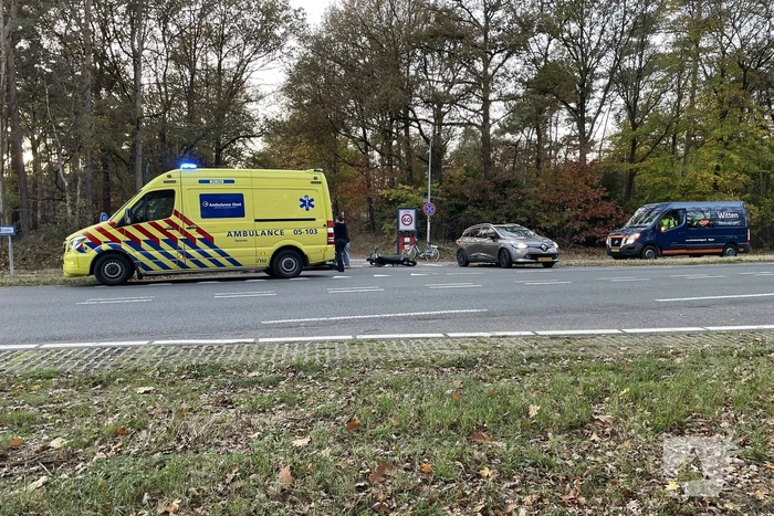 Brommerrijder zwaargewond bij botsing met auto