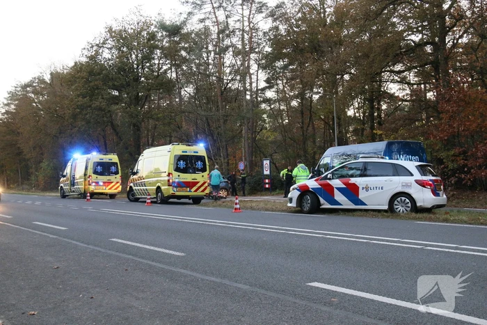 Brommerrijder zwaargewond bij botsing met auto