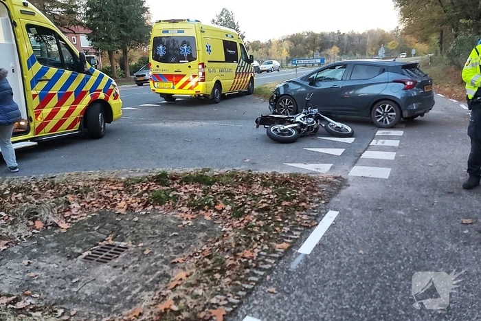 Brommerrijder zwaargewond bij botsing met auto