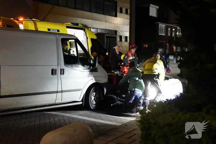 Fiets belandt onder bestelbus