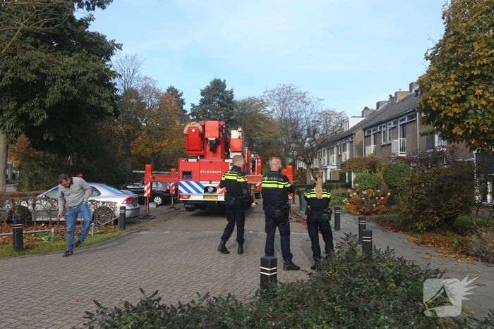 Brandweer veegt schoorsteen na brand
