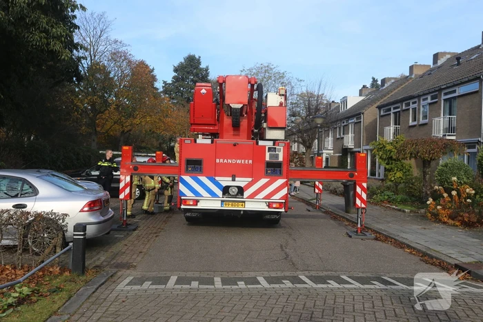 Brandweer veegt schoorsteen na brand