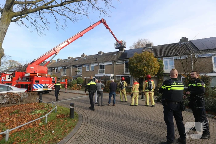 Brandweer veegt schoorsteen na brand