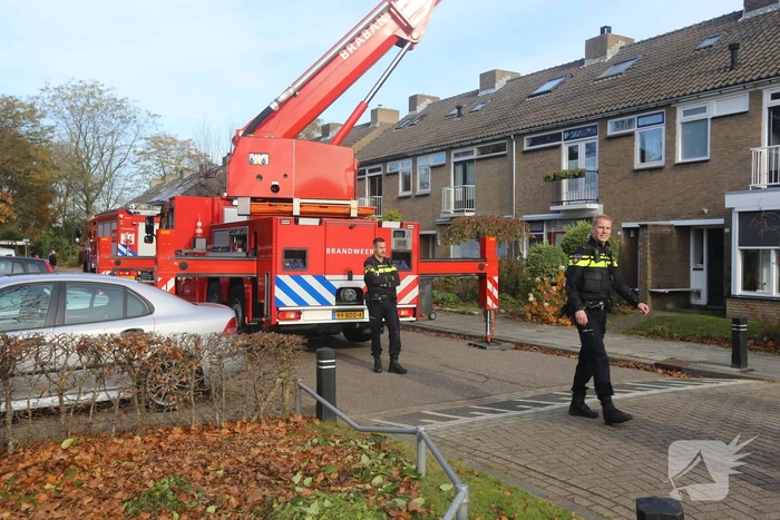 Brandweer veegt schoorsteen na brand