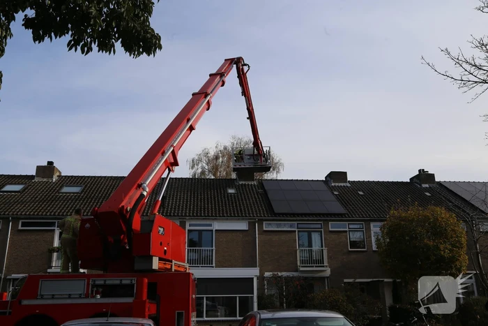 Brandweer veegt schoorsteen na brand