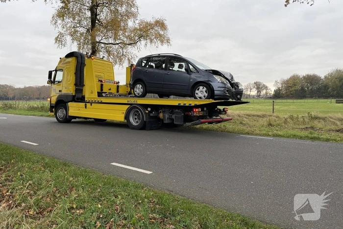 Auto botst frontaal tegen boom
