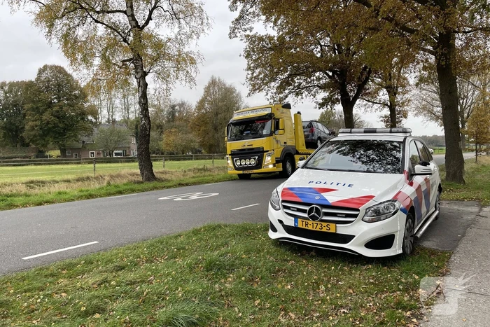 Auto botst frontaal tegen boom