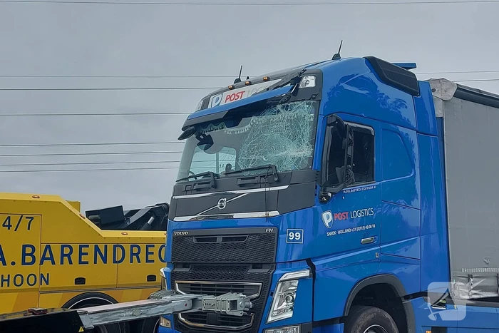 Vrachtwagen knalt tegen verkeersbord op Rijksweg