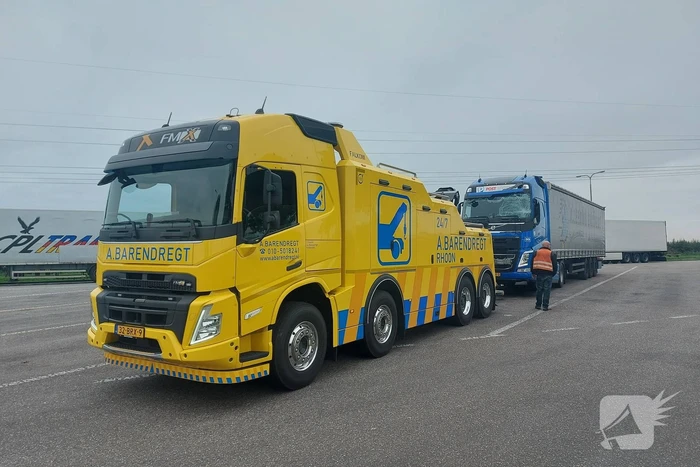 Vrachtwagen knalt tegen verkeersbord op Rijksweg