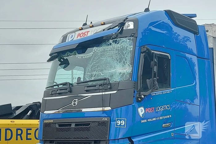 Vrachtwagen knalt tegen verkeersbord op Rijksweg