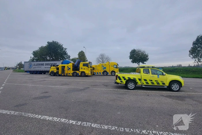 Vrachtwagen knalt tegen verkeersbord op Rijksweg