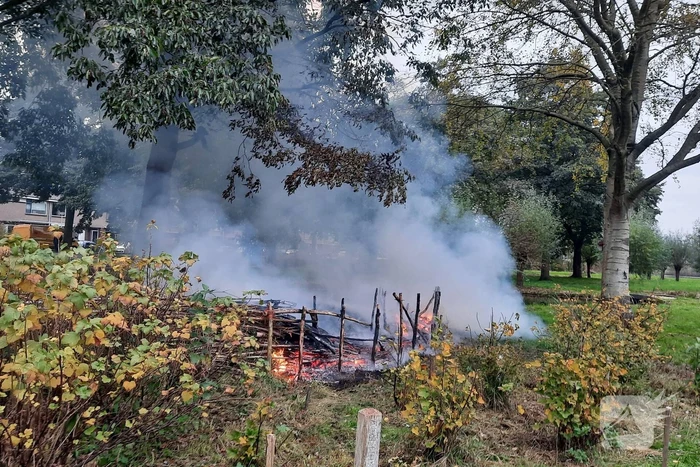Veel rook bij brand buiten