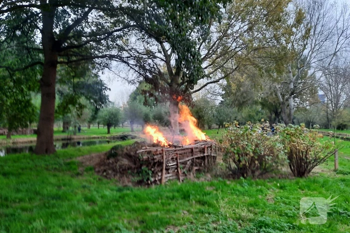 Veel rook bij brand buiten
