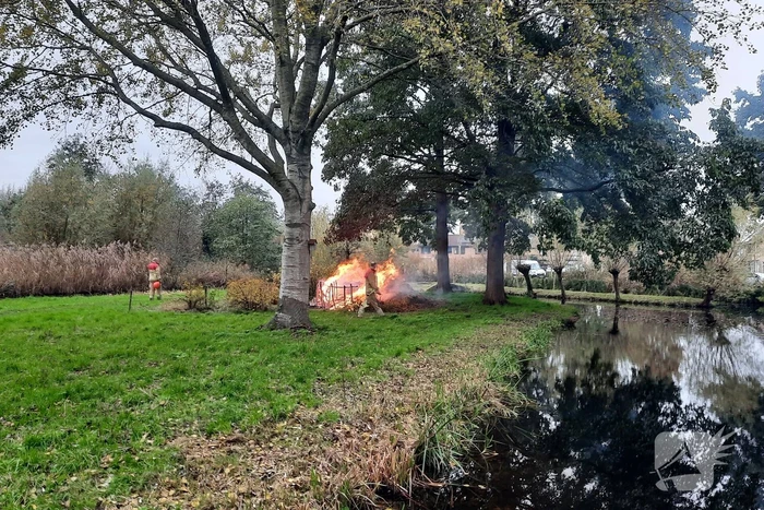 Veel rook bij brand buiten