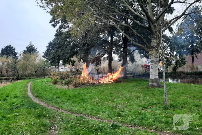 Veel rook bij brand buiten