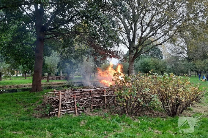 Veel rook bij brand buiten