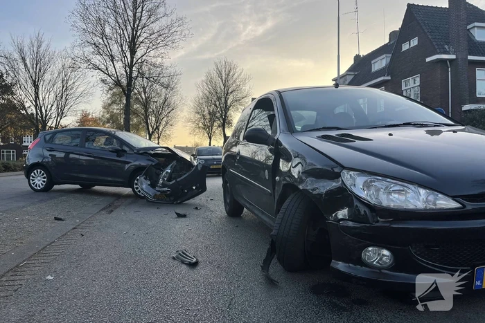 Veel schade bij ongeval tussen twee auto's