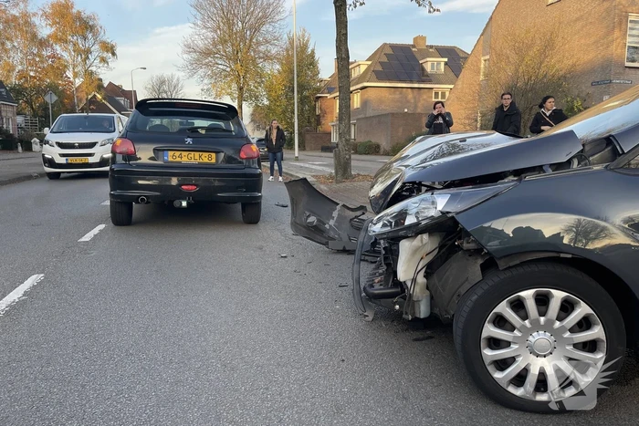 Veel schade bij ongeval tussen twee auto's