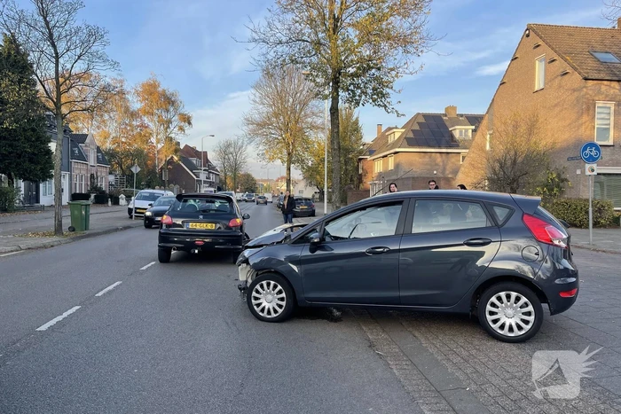 Veel schade bij ongeval tussen twee auto's
