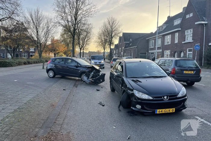 Veel schade bij ongeval tussen twee auto's