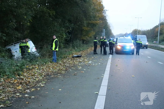 Bestuurder zwaargewond bij botsing met boom
