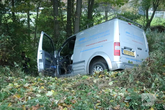 Bestuurder zwaargewond bij botsing met boom