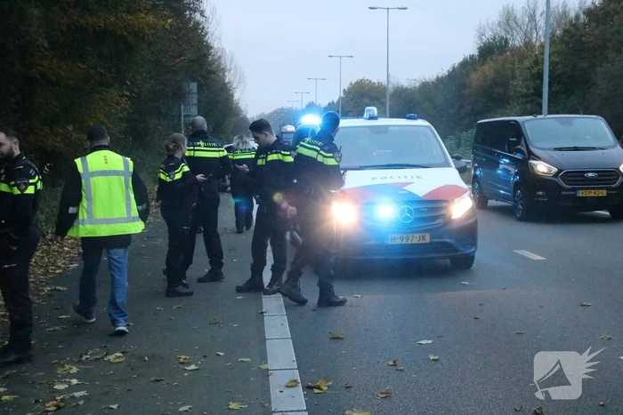 Bestuurder zwaargewond bij botsing met boom