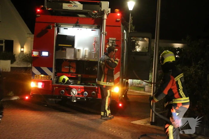 Brandweer dooft brand in schoorsteen van woning