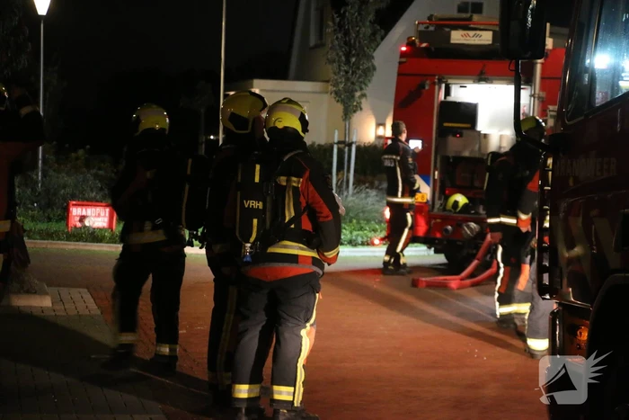 Brandweer dooft brand in schoorsteen van woning
