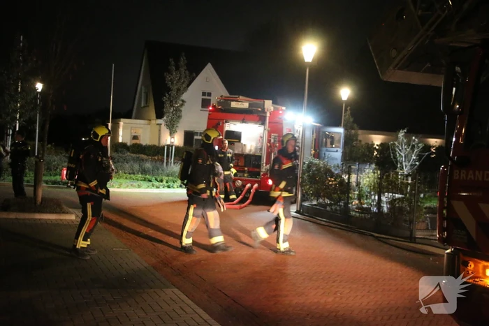 Brandweer dooft brand in schoorsteen van woning