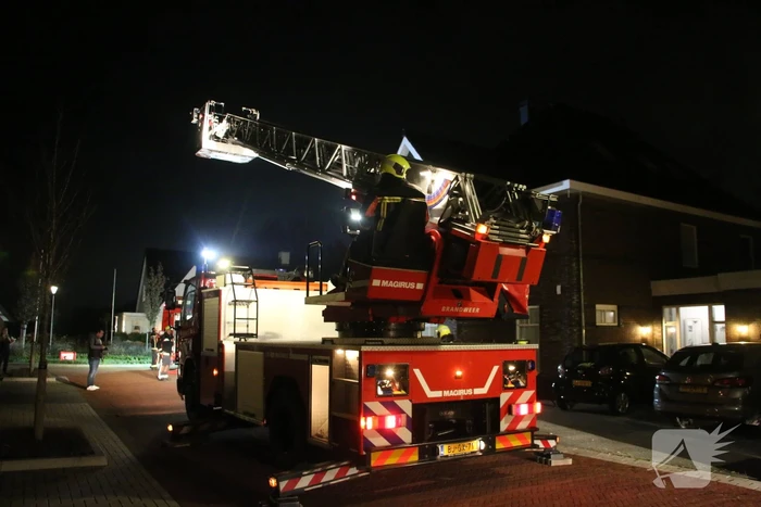 Brandweer dooft brand in schoorsteen van woning