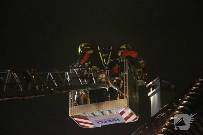 Brandweer dooft brand in schoorsteen van woning