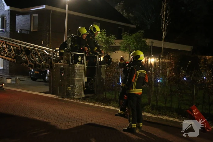 Brandweer dooft brand in schoorsteen van woning