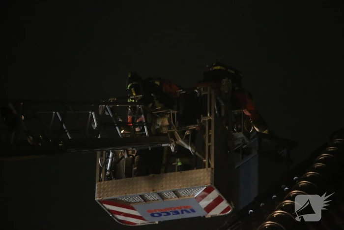 Brandweer dooft brand in schoorsteen van woning